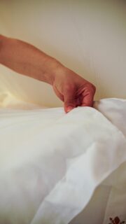 Antes de você chegar, já tem alguém pensando em você.
No jeito de arrumar a cama,
no cuidado com cada detalhe,
na atenção que transforma o ambiente.É esse olhar que faz tudo ser diferente.
Na Pousada Mona Lisa, o cuidado começa antes da sua chegada.📲 Faça sua reserva pelo link na bio.
——————————————————
Even before you arrive, someone is already thinking of you.
In the way the bed is made,
in the care taken with every detail,
in the attention that transforms the atmosphere.
It is this thoughtful touch that makes all the difference.At Pousada Mona Lisa, the care begins even before you arrive.📲 Book your stay via the link in the bio.#hospitalidade #bastidoresdehotel #experienciadehospedagem #pousadajeri #jericoacoara