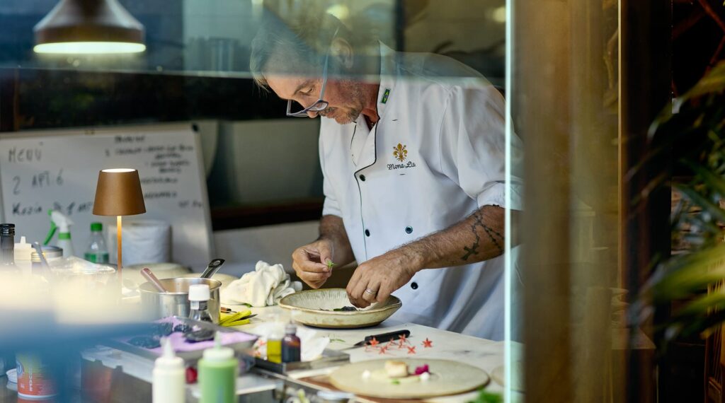 Roberto lavorando | Pousada Mona Lisa